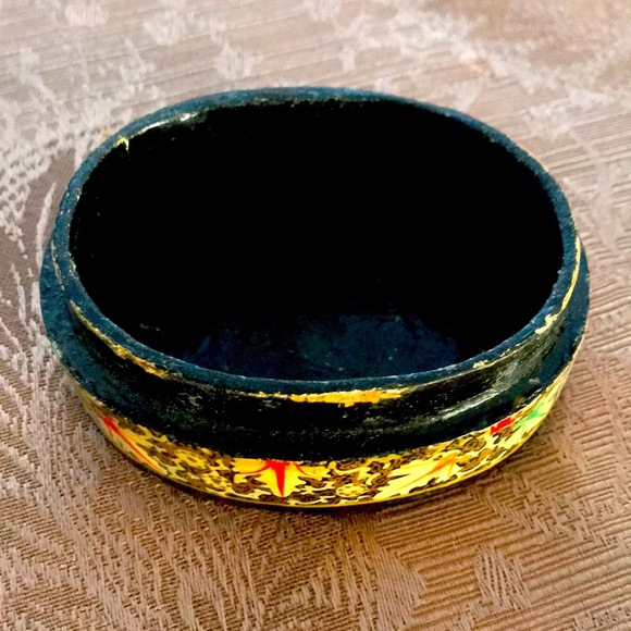 Handcrafted and painted oval box made in Kashmir. - Picture 3 of 6